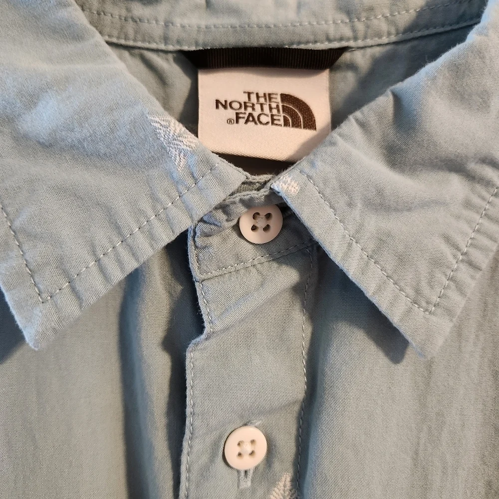 The North Face men’s short sleeve button up size Large